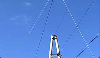 Drone/insulating rod for hanging traction rope