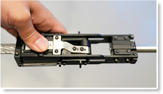 Insert the lead wire into the traction fixture